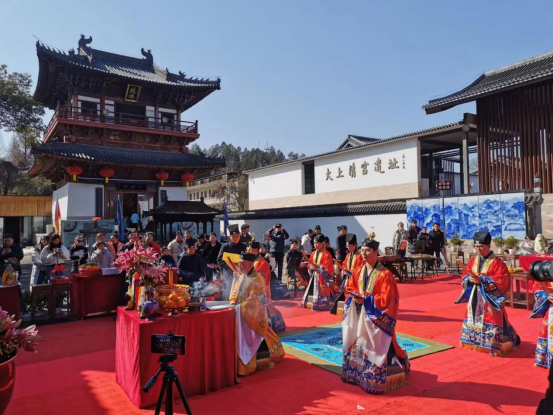 Folks conduct Taoist worship ceremonies.
